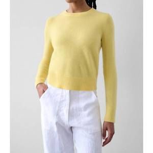 NEW WHITE + WARREN essential cashmere shrunken crewneck in soft daffodil